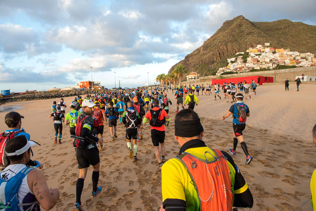 Des coureurs sur la plage de Las Teresitas à Tenerife lors d’un événement sportif.