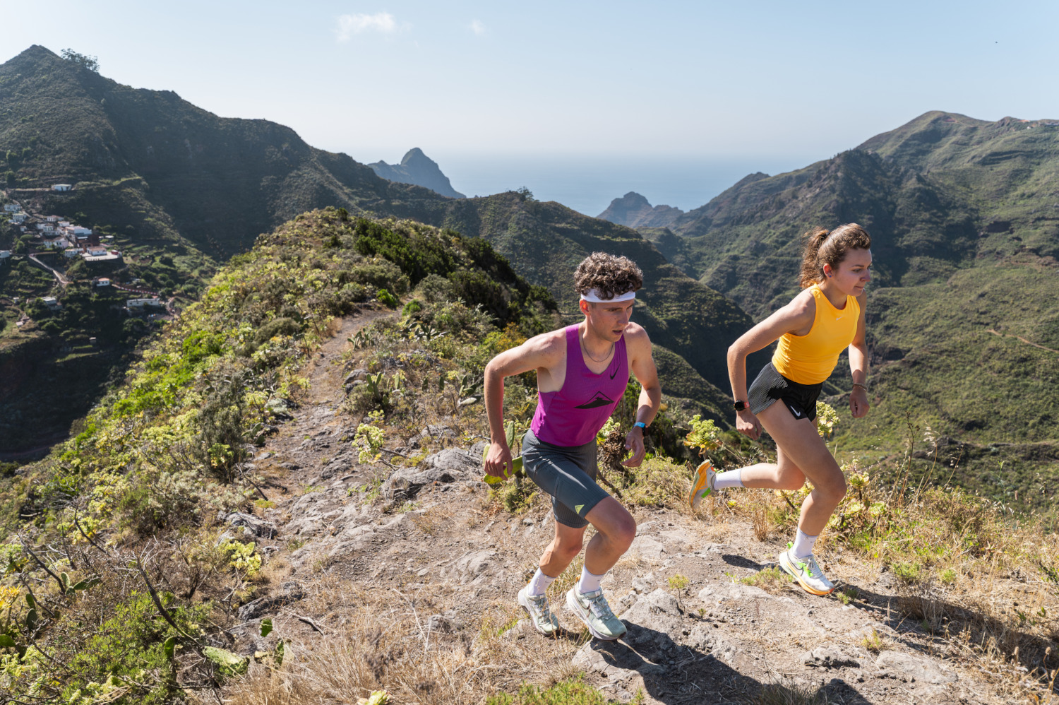 Des gens courant sur des sentiers montagneux à Tenerife.