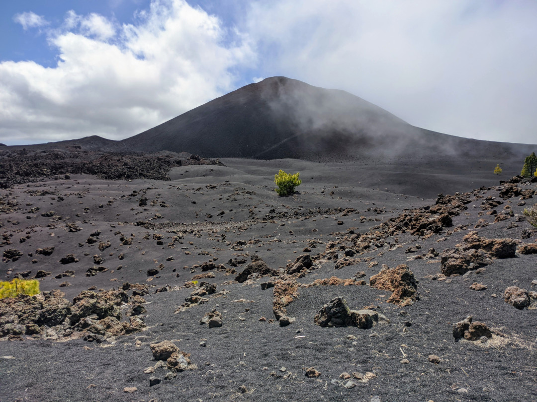 Paysage volcanique avec un terrain rocheux et une colline à Tenerife.
