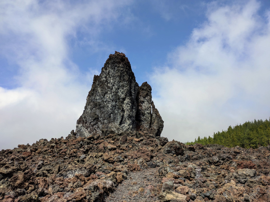 Formation rocheuse volcanique à Tenerife sous un ciel partiellement nuageux.