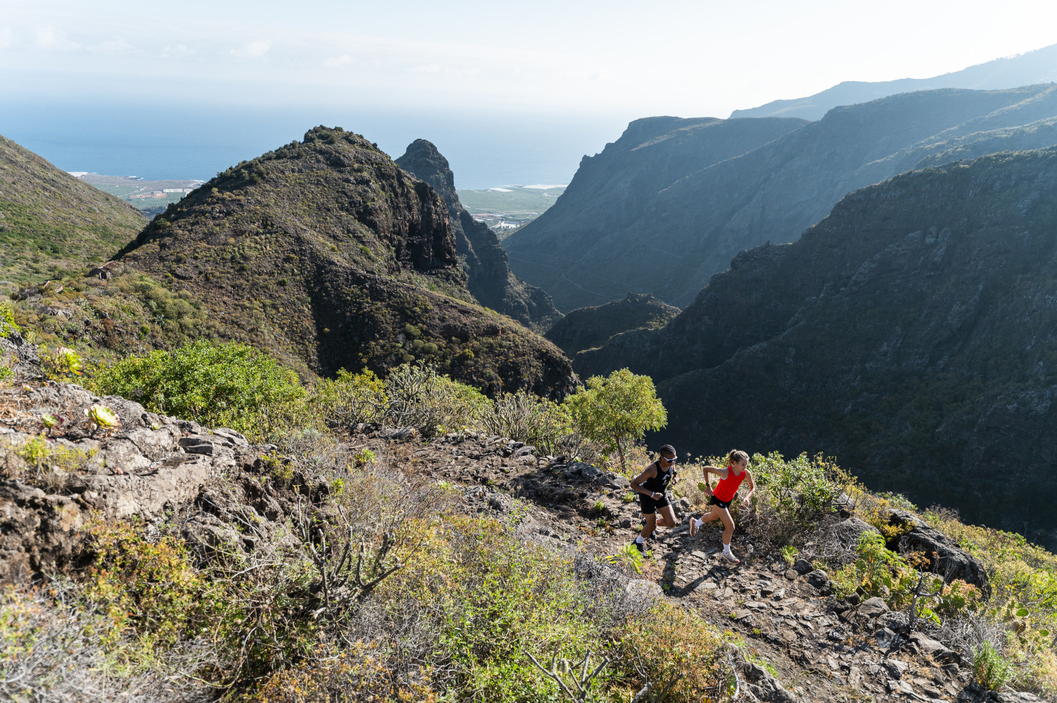 Sentier dans les montagnes de Tenerife avec deux personnes qui courent.