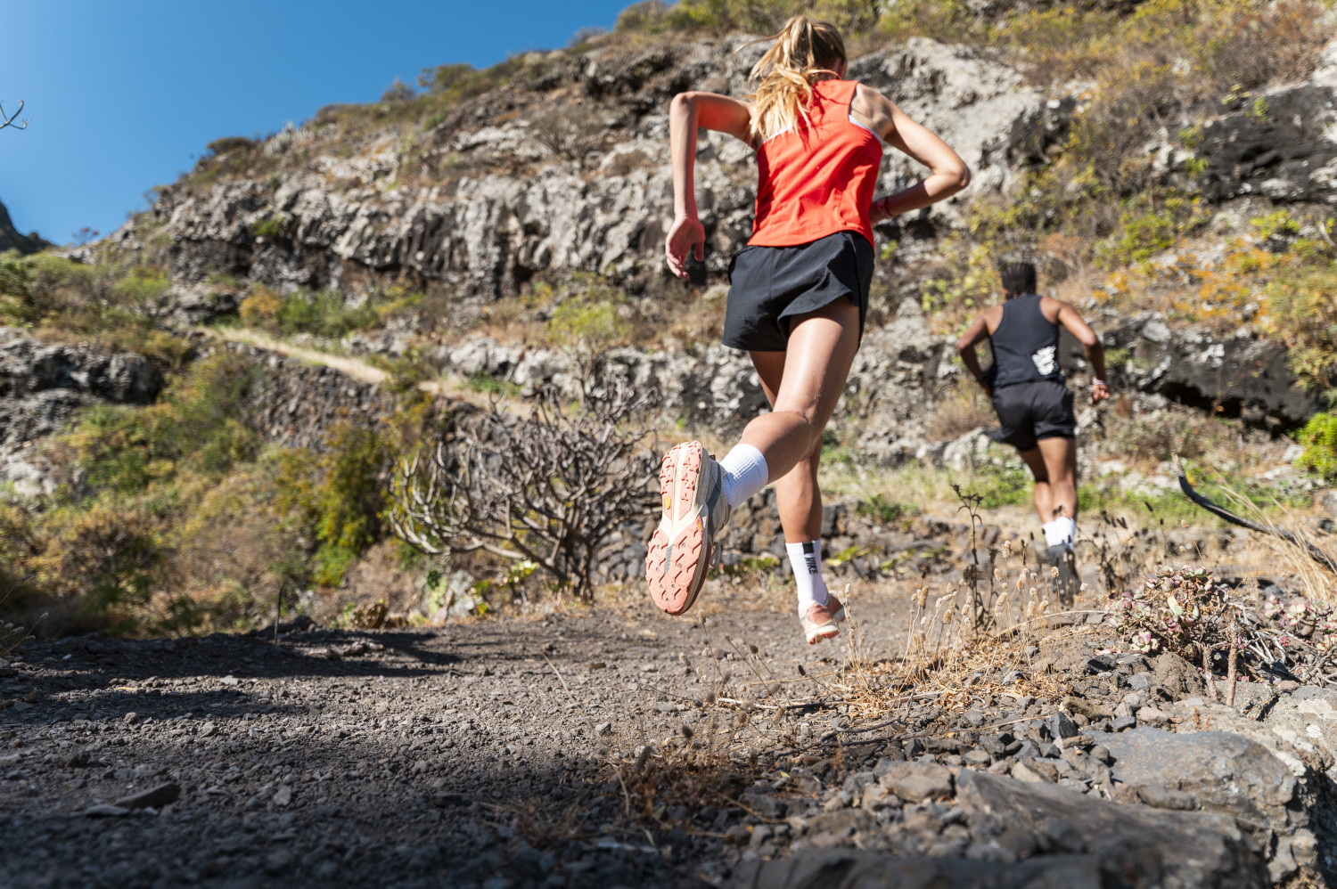 Des coureurs gravissant une colline rocheuse à Tenerife.