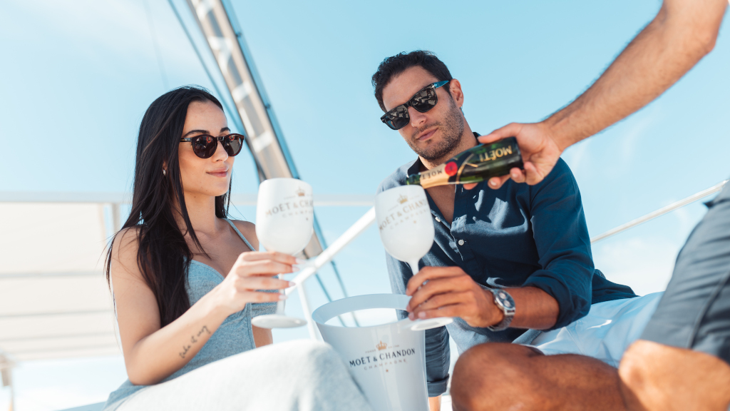 Des gens portant un toast avec du champagne Moët & Chandon sur un yacht à Tenerife.