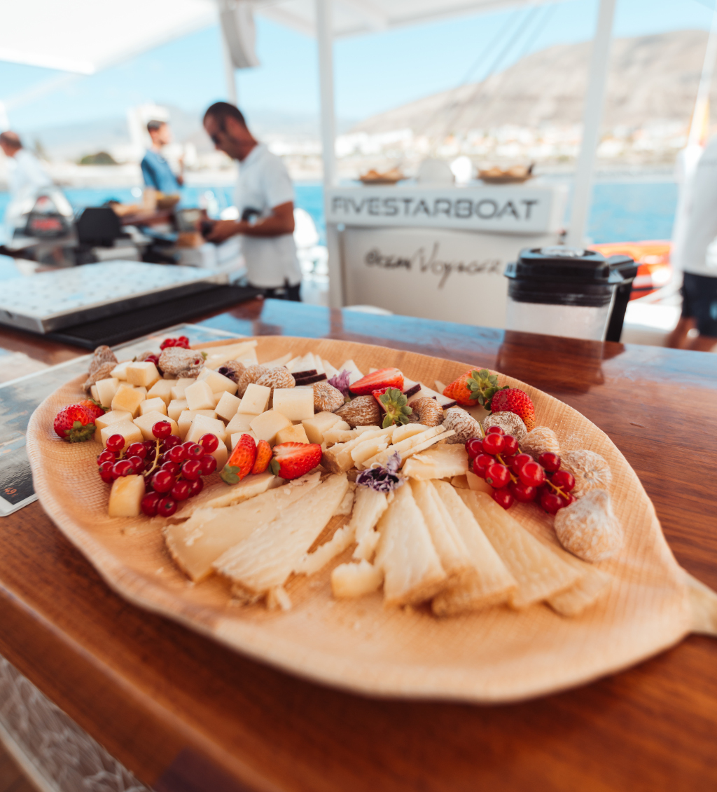 Plateau de fromages et de fruits par bateau à Tenerife, au fond marin et en montagne.