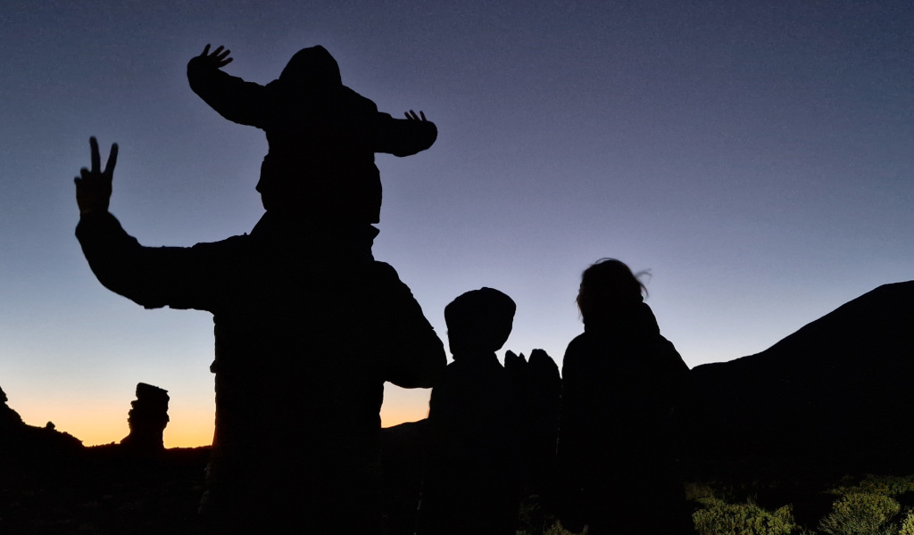 Des gens au coucher du soleil dans le parc national de la Teide, à Tenerife.