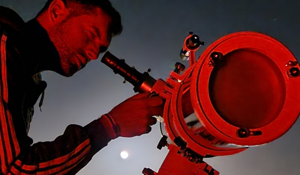 Personne observant le ciel avec un télescope à Tenerife.