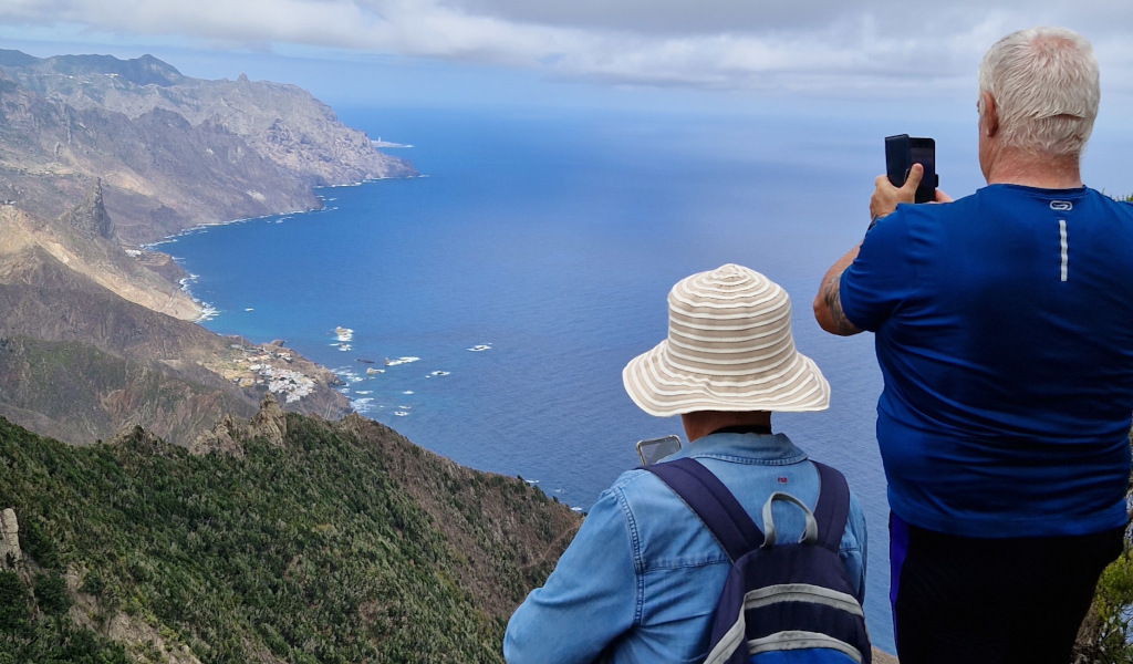 Des gens prenant des photos du paysage côtier de Tenerife.