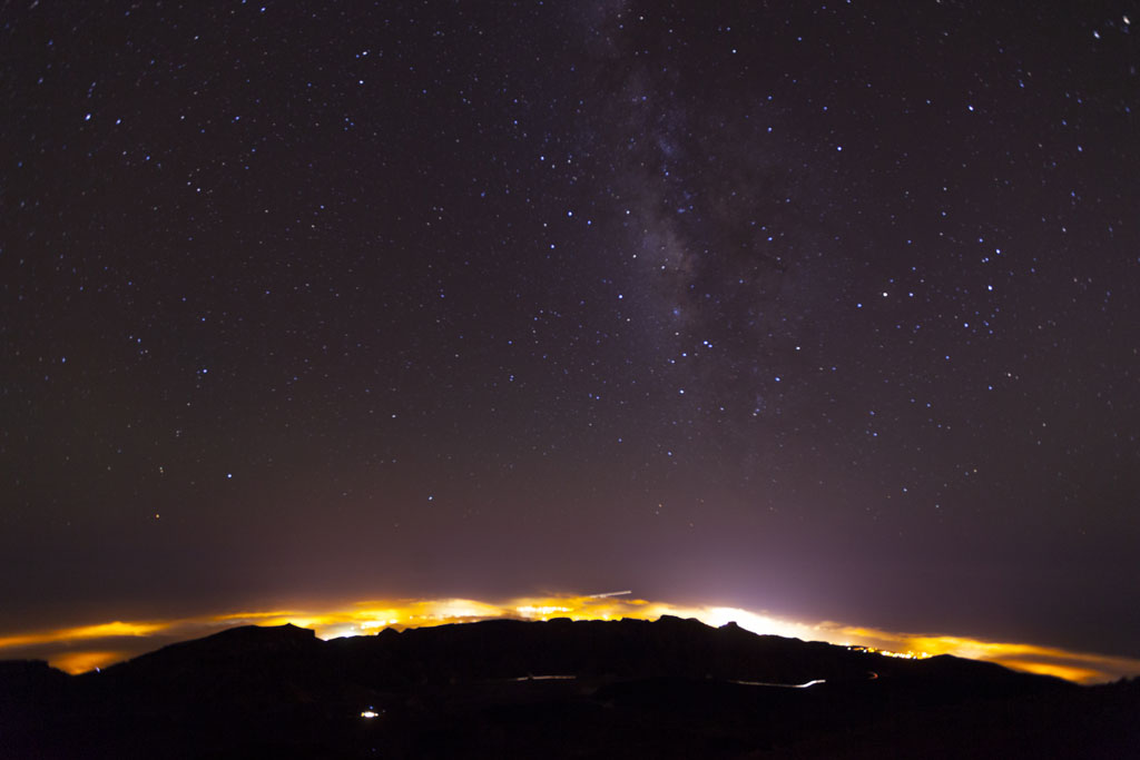 Ciel étoilé au-dessus du mont Teide à Tenerife la nuit.