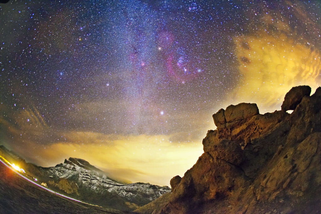Ciel étoilé sur les rochers dans le paysage nocturne du parc national du Teide, à Tenerife.