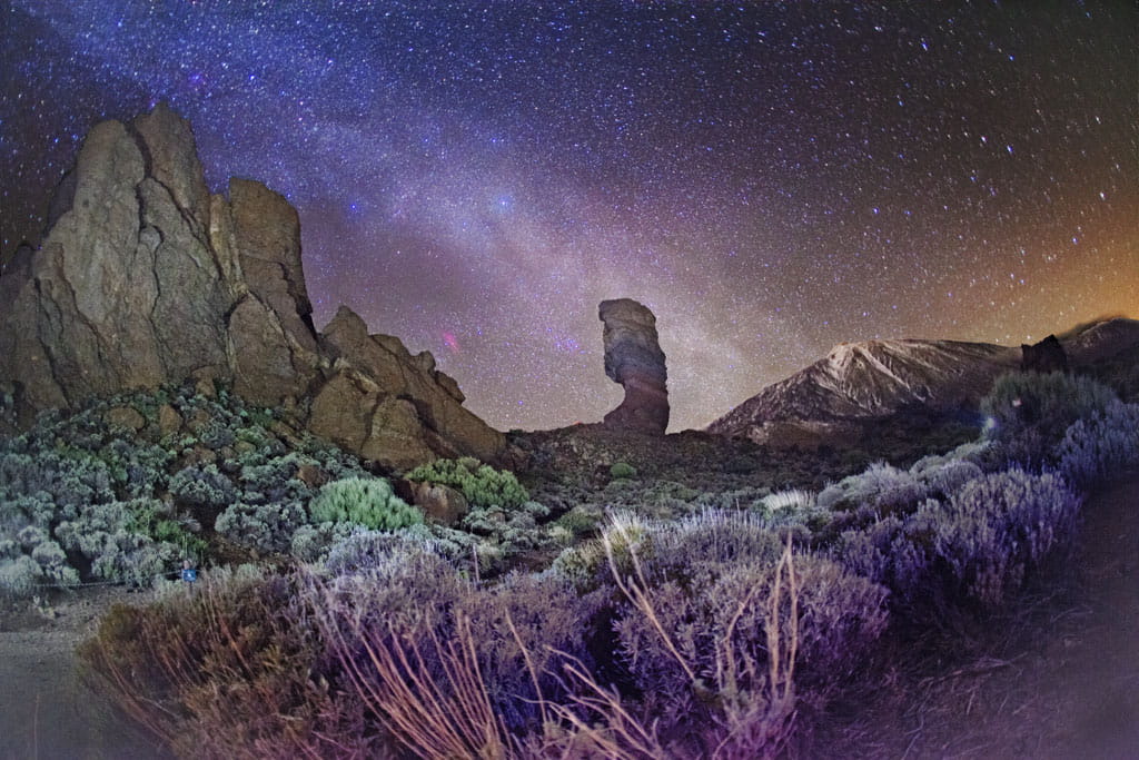 Formations rocheuses et ciel étoilé dans le parc national du Teide, Tenerife.