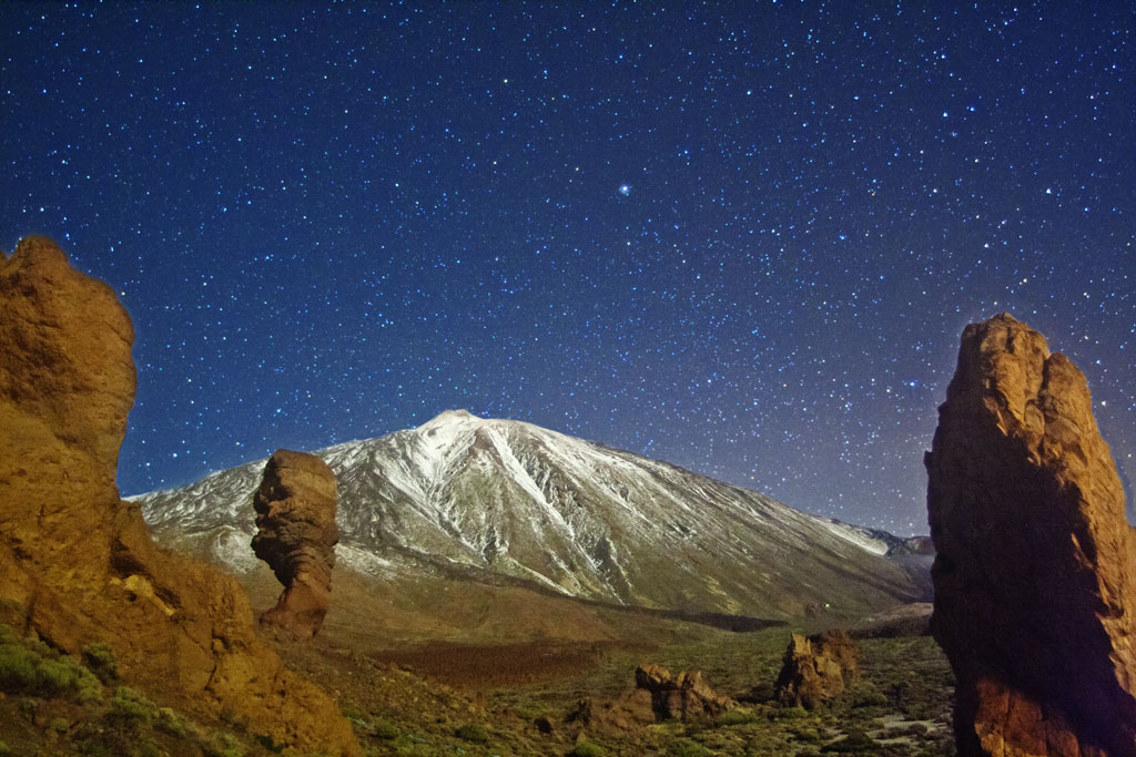 Le mont Teide à Tenerife sous un ciel étoilé.