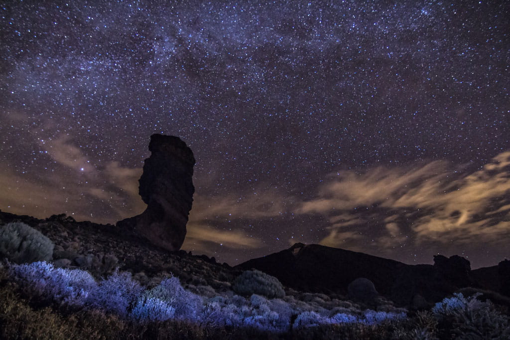 Ciel étoilé sur roche dans le parc national de la Teide, à Tenerife.