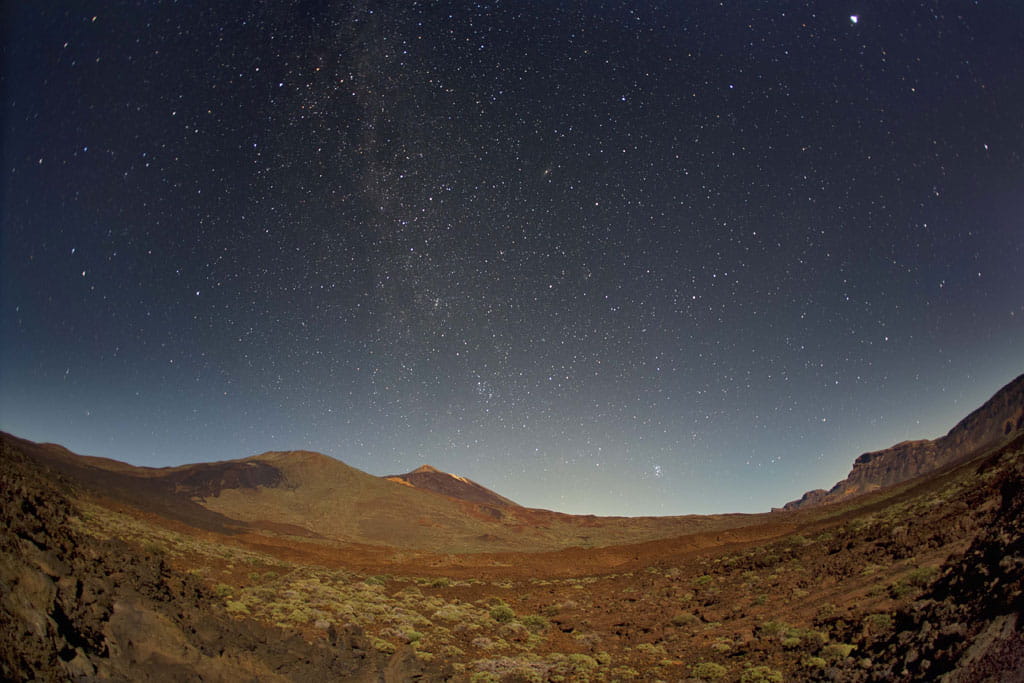 Ciel étoilé sur le paysage du parc national du Teide à Tenerife.