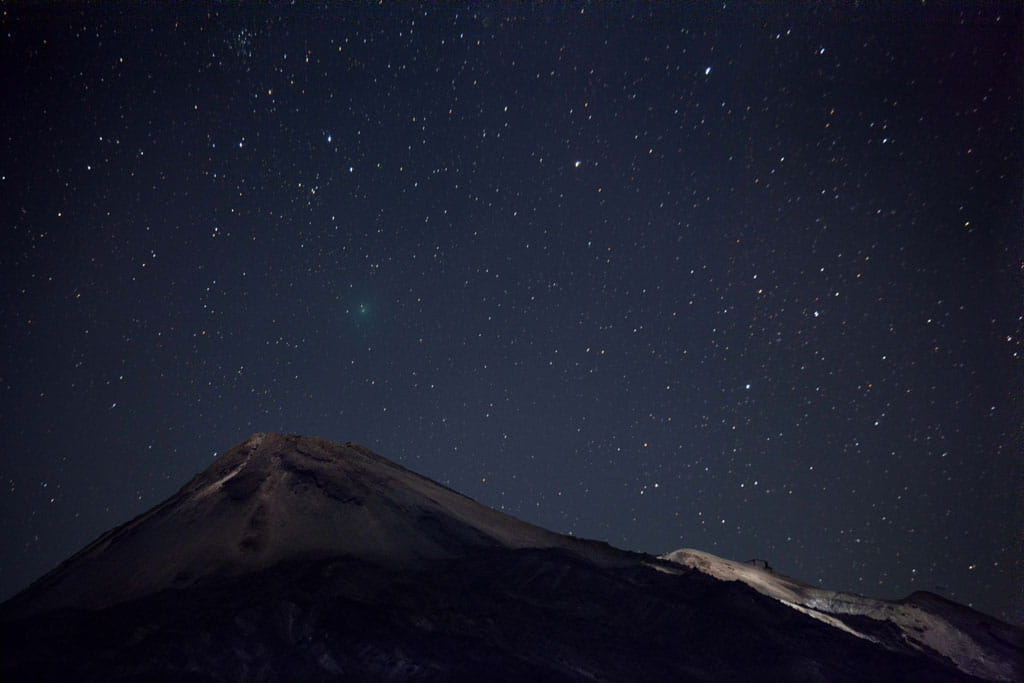 Ciel étoilé au-dessus du mont Teide à Tenerife la nuit.