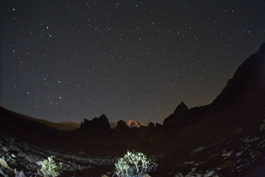 Ciel étoilé au-dessus du mont Teide à Tenerife avec des montagnes dans l’obscurité.