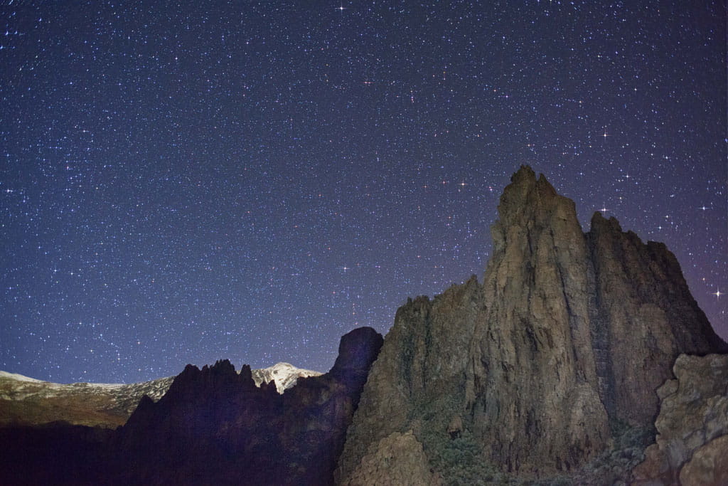 Ciel étoilé au-dessus des rochers dans le parc national de la Teide, à Tenerife.