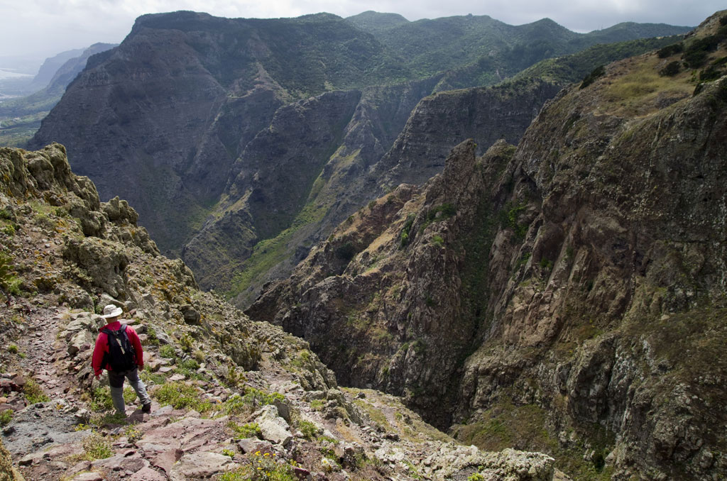 Randonneur dans le Barranco de Masca escarpé à Tenerife.