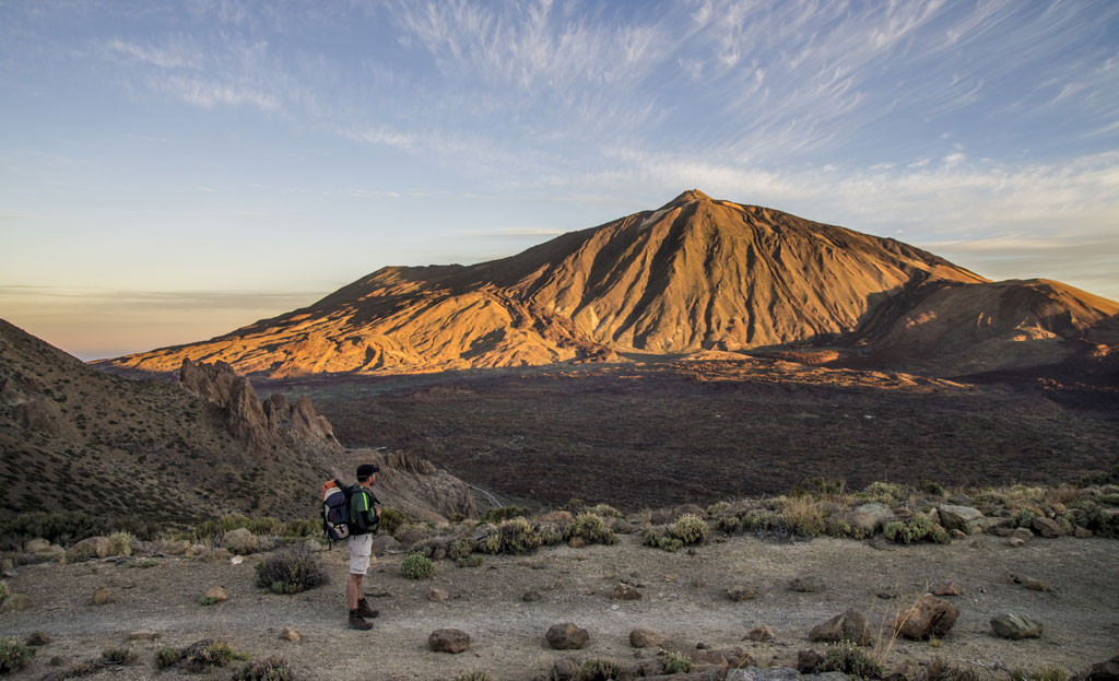 Personne devant le mont Teide au coucher du soleil, Tenerife.
