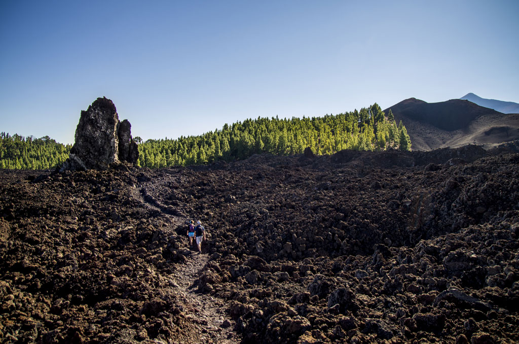 Sentier de lave et de roche volcanique dans le parc national du Teide, Tenerife.