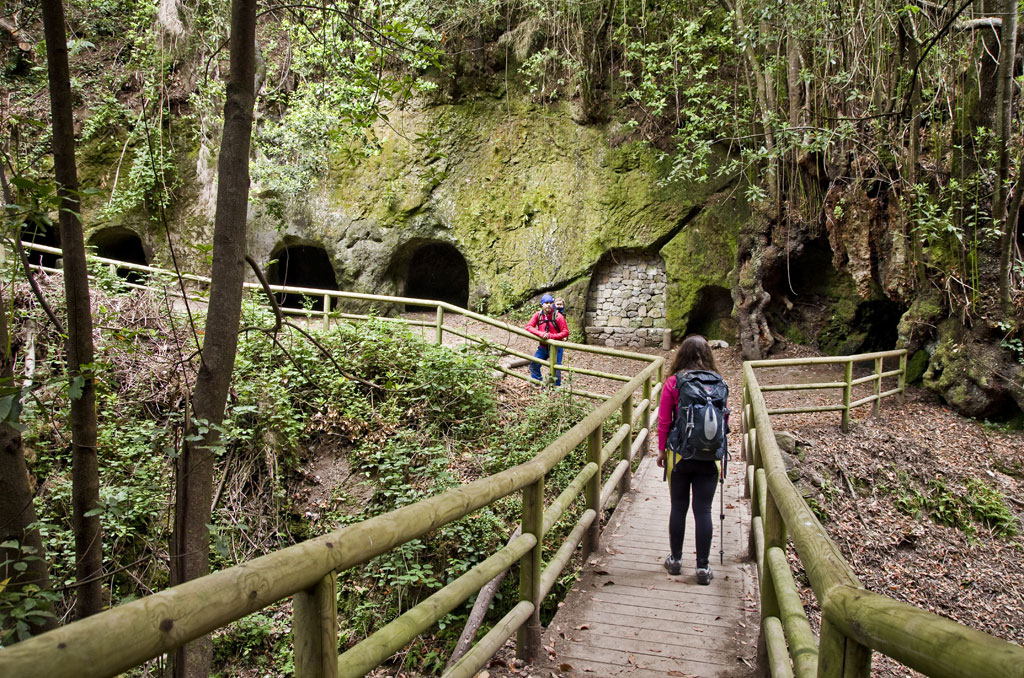 Sentier avec des gens et des grottes à Anaga, Tenerife.