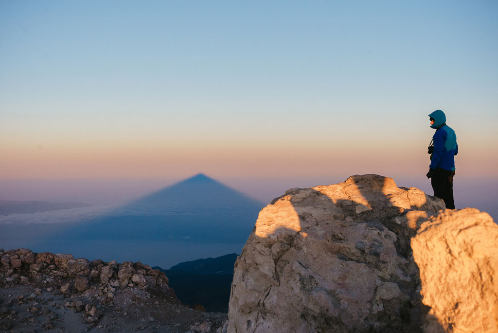 Personne observant l’ombre du Pico del Teide à l’aube à Tenerife.