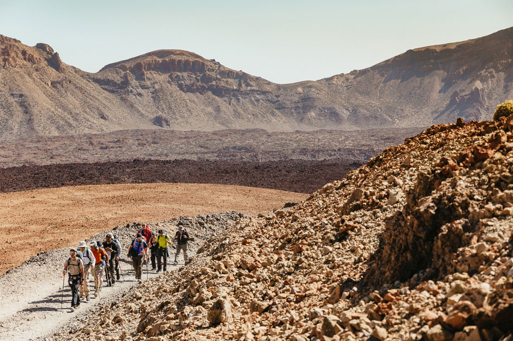 Groupe de randonneurs sur un sentier rocheux dans le parc national du Teide, à Tenerife.