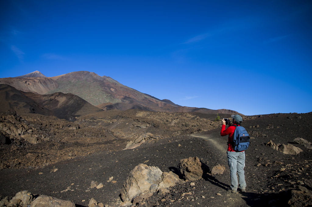 Personne photographiant un paysage volcanique dans le parc national du Teide, Tenerife.