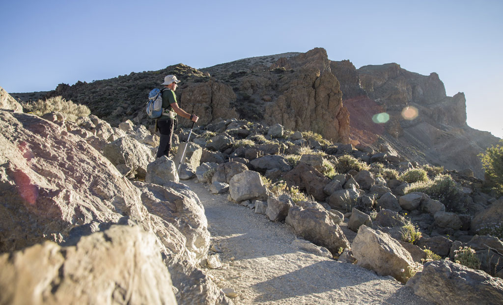 Personne randonneuse dans le parc national du Teide, Tenerife.