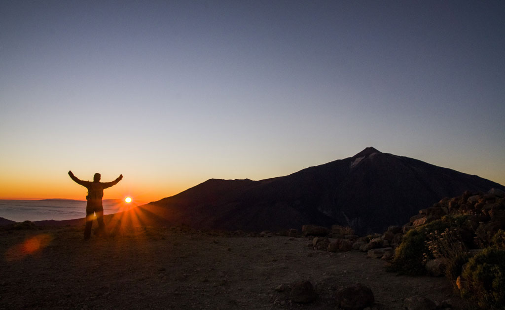 Personne à l’aube près du mont Teide à Tenerife.