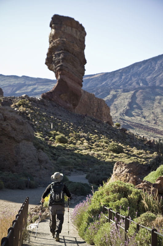 Personne marchant vers Roque Cinchado sur le mont Teide, Tenerife.