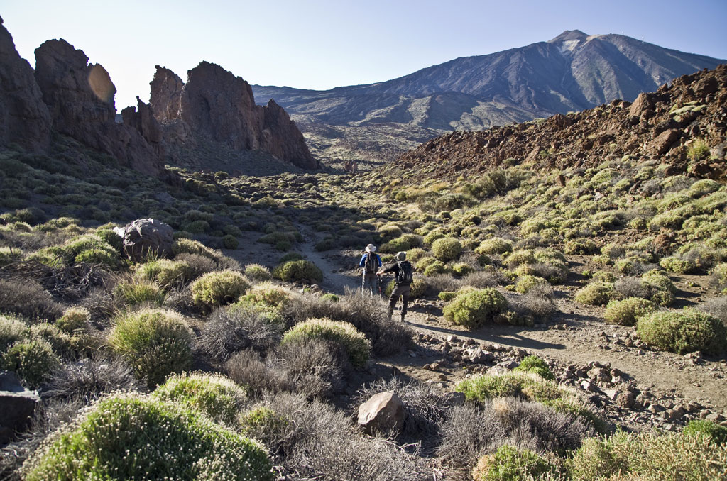 Deux personnes marchant sur un sentier dans le parc national du Teide, à Tenerife.