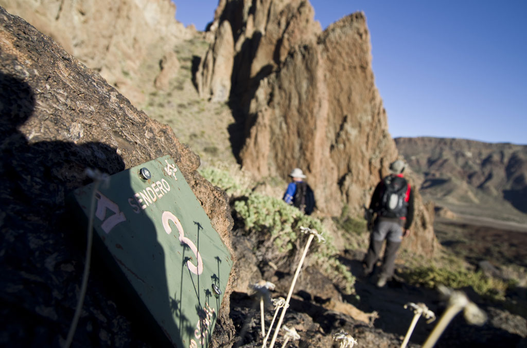 Sentier 3 à Tenerife avec deux randonneurs marchant près de formations rocheuses.