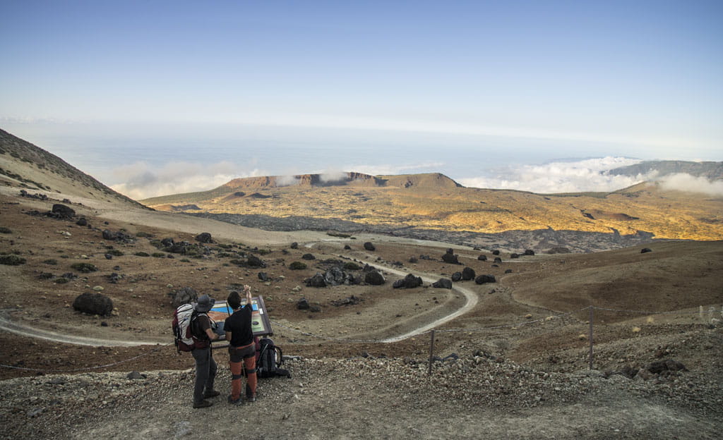 Deux personnes observent le paysage depuis un point de vue sur le mont Teide, à Tenerife.