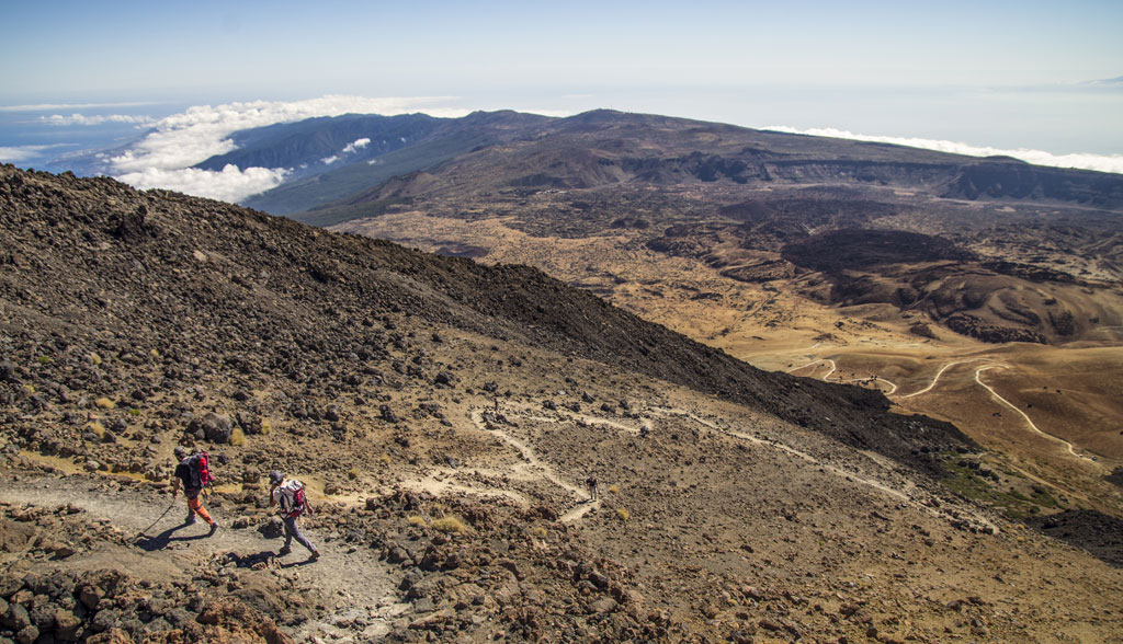 Deux personnes marchant sur un sentier dans le parc national du Teide à Tenerife.