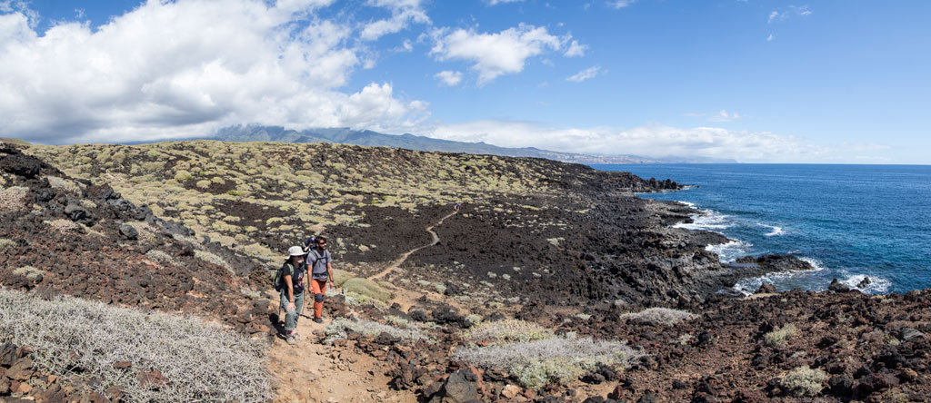 Des gens marchant le long d’un sentier rocheux près de la côte à Malpais de Güímar, à Tenerife.
