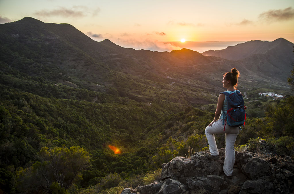 Personne regardant un coucher de soleil dans le parc rural d’Anaga, Tenerife.