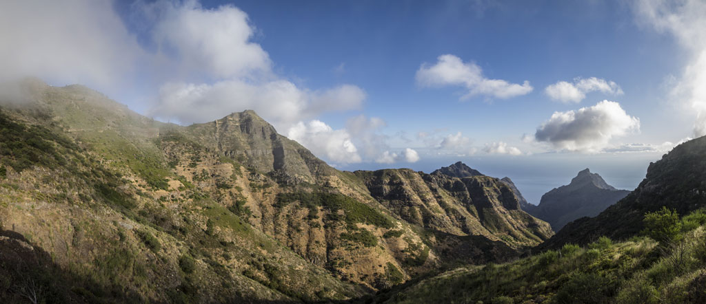 Montagnes et nuages dans le parc rural de Teno, Tenerife.