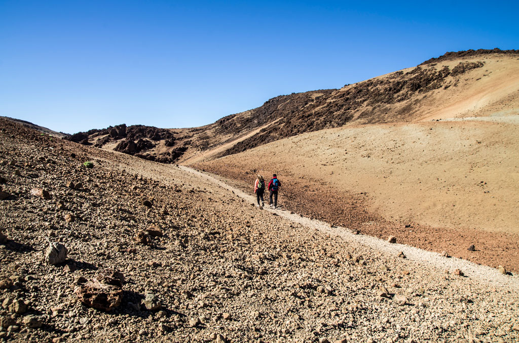 Sentier montagneux dans le parc national du Teide, Tenerife, avec deux personnes à pied.