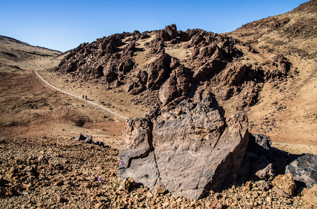 Paysage rocheux avec un sentier dans le parc national du Teide, Tenerife.
