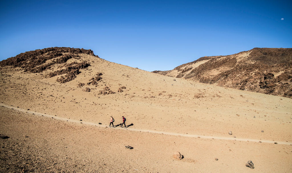 Des gens se promenant dans les montagnes du parc national du Teide, à Tenerife.