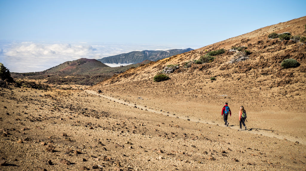 Deux personnes marchant sur un sentier dans le parc national du Teide, à Tenerife.