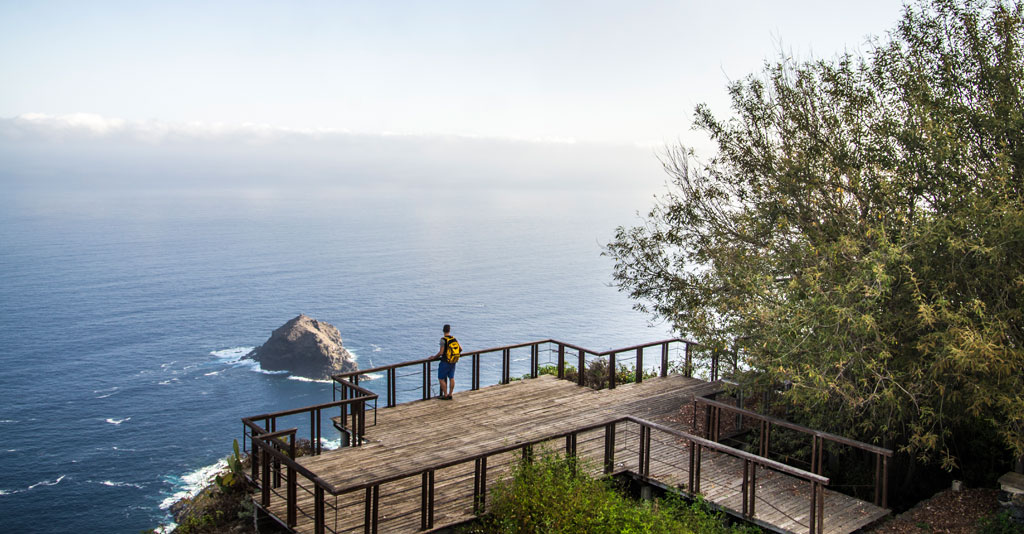 Personne sur la terrasse d’observation devant la mer à Tenerife.