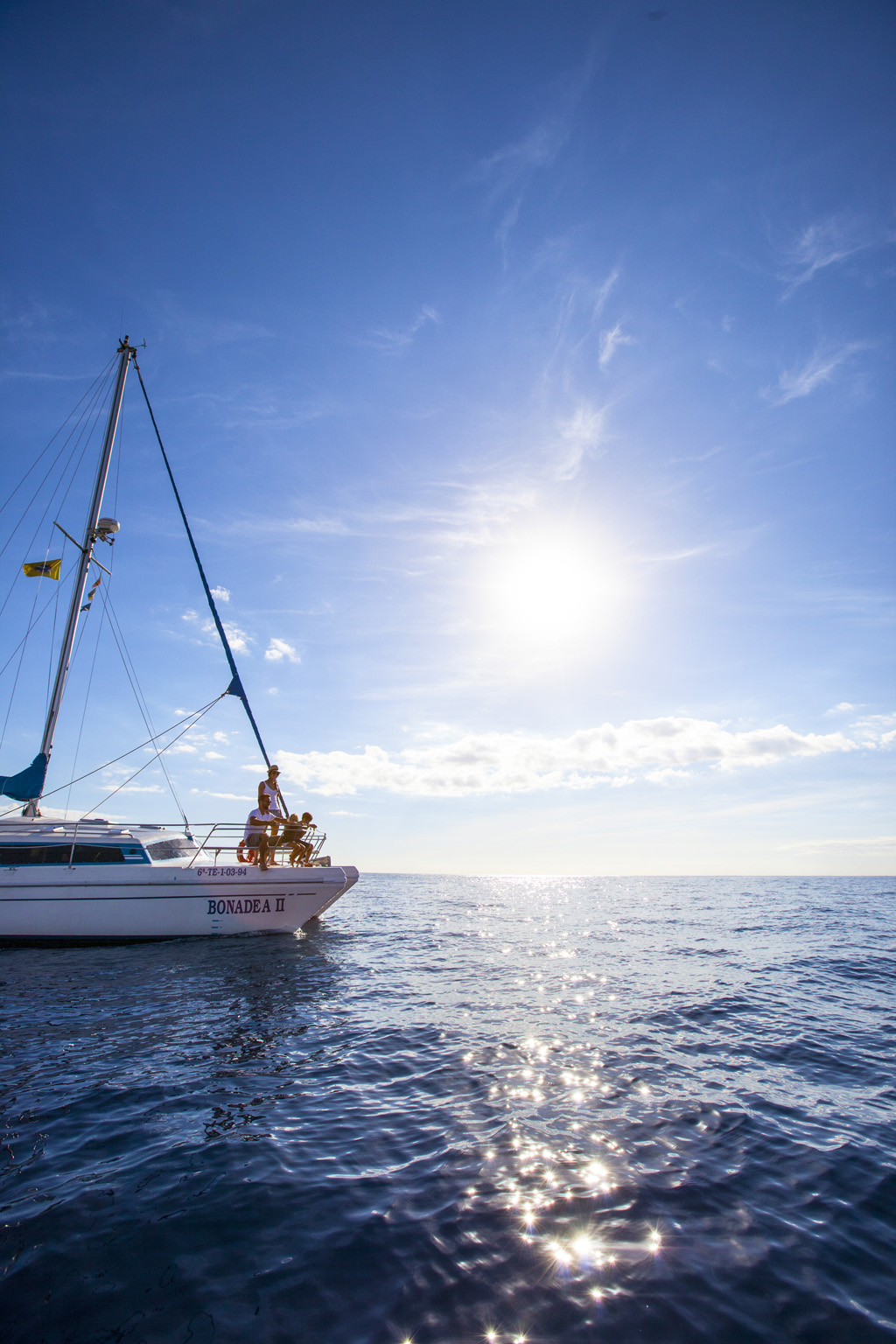Le bateau Bonadea II en mer sous le soleil éclatant près de Tenerife.