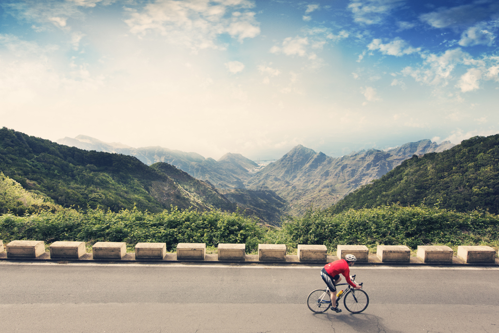 Cycliste roulant sur une route montagneuse à Anaga, Tenerife.