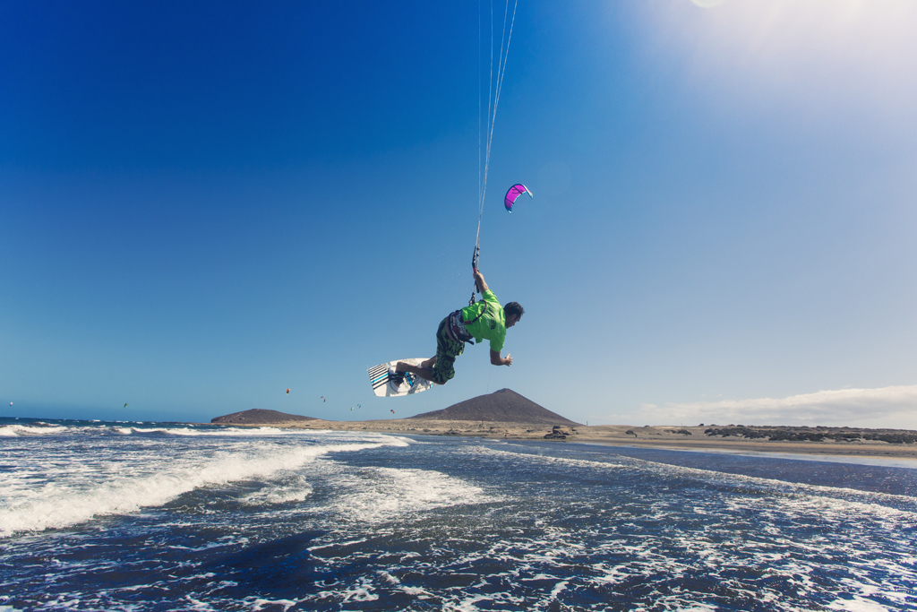 Personne faisant du kitesurf sur la plage d’El Médano, à Tenerife, sous un ciel dégagé.