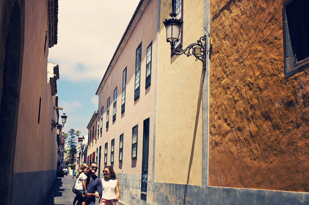 Famille marchant dans une rue étroite à La Laguna, à Tenerife.