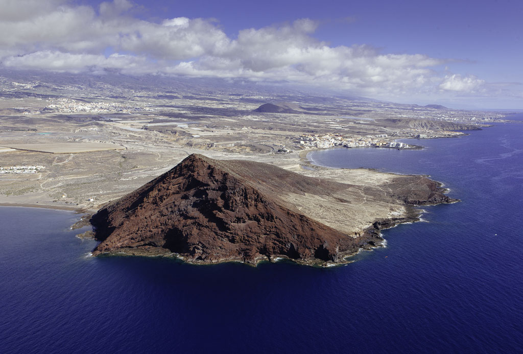 La Montagne Rouge à Tenerife vue depuis les airs à côté de l’océan Atlantique.