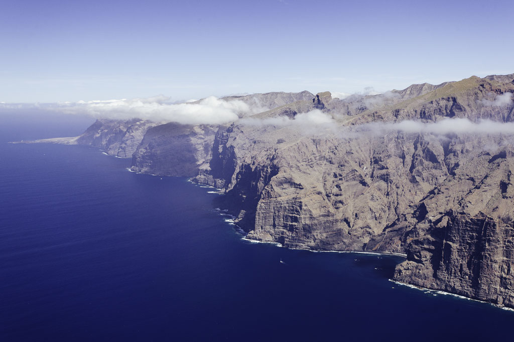 Les falaises de Los Gigantes à Tenerife, à côté de l’océan Atlantique.