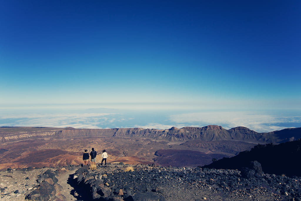 Vue panoramique du parc national de la Teide à Tenerife depuis un sentier surélevé.