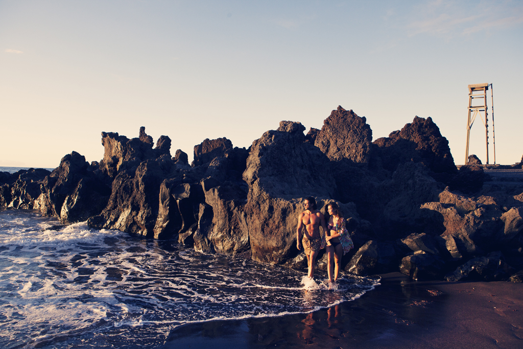 Des gens marchant le long de la plage près des rochers à Bajamar, Tenerife.